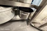 Arbeidsbenk i rustfritt stål med kokekar og kjøkkenutstyr