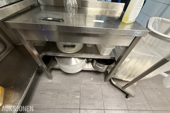 Arbeidsbenk i rustfritt stål med kokekar og kjøkkenutstyr