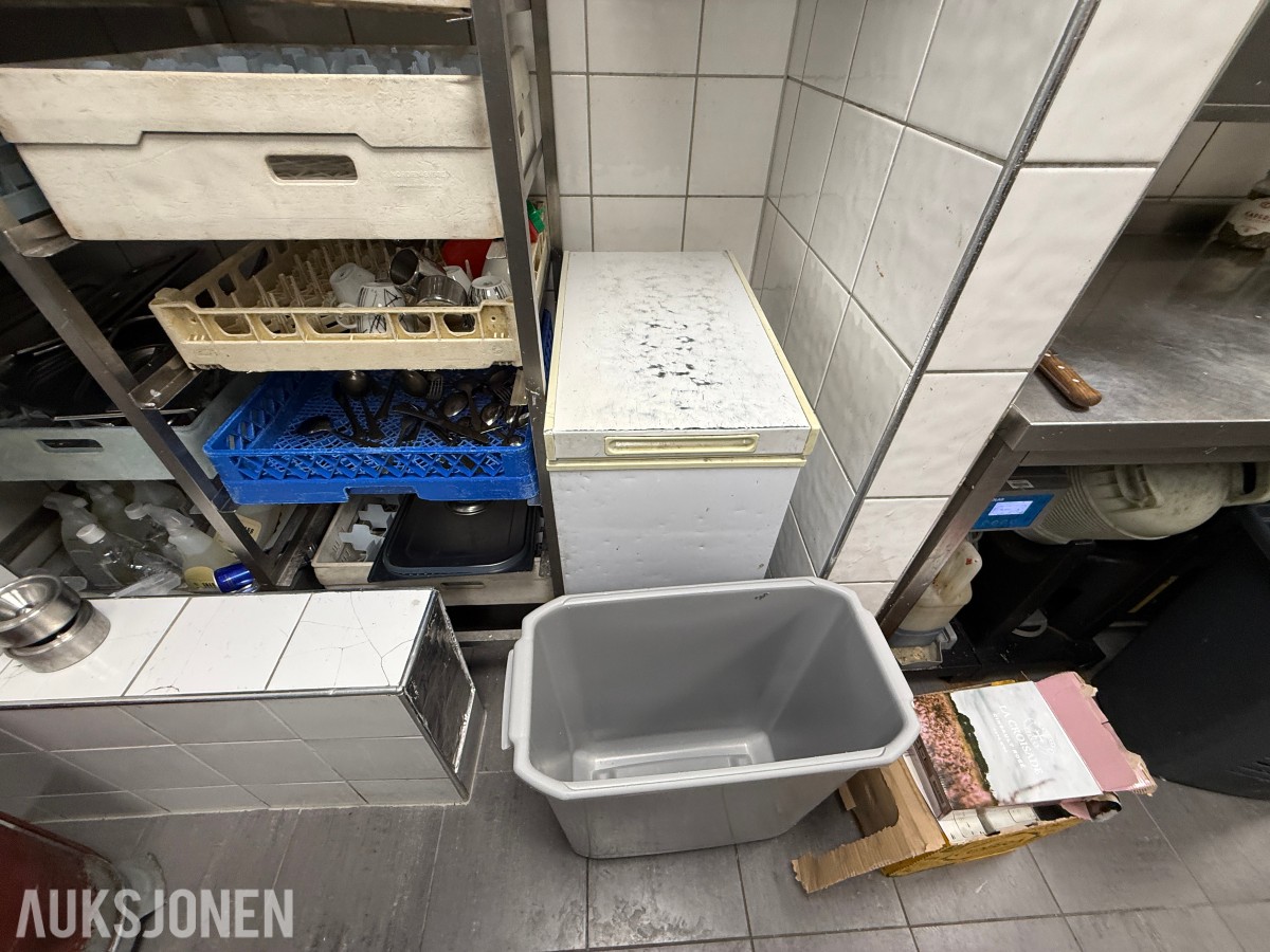 Parti storkjøkkenutstyr – fryseboks, serveringsvogn, oppvaskkurver, glass og diverse kjøkkenutstyr