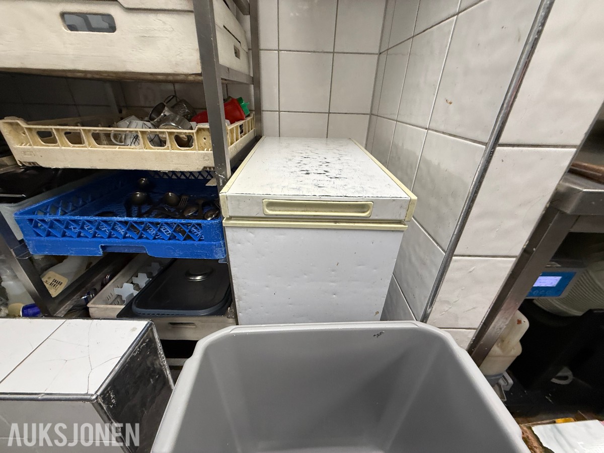 Parti storkjøkkenutstyr – fryseboks, serveringsvogn, oppvaskkurver, glass og diverse kjøkkenutstyr