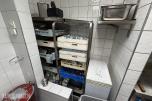 Parti storkjøkkenutstyr – fryseboks, serveringsvogn, oppvaskkurver, glass og diverse kjøkkenutstyr