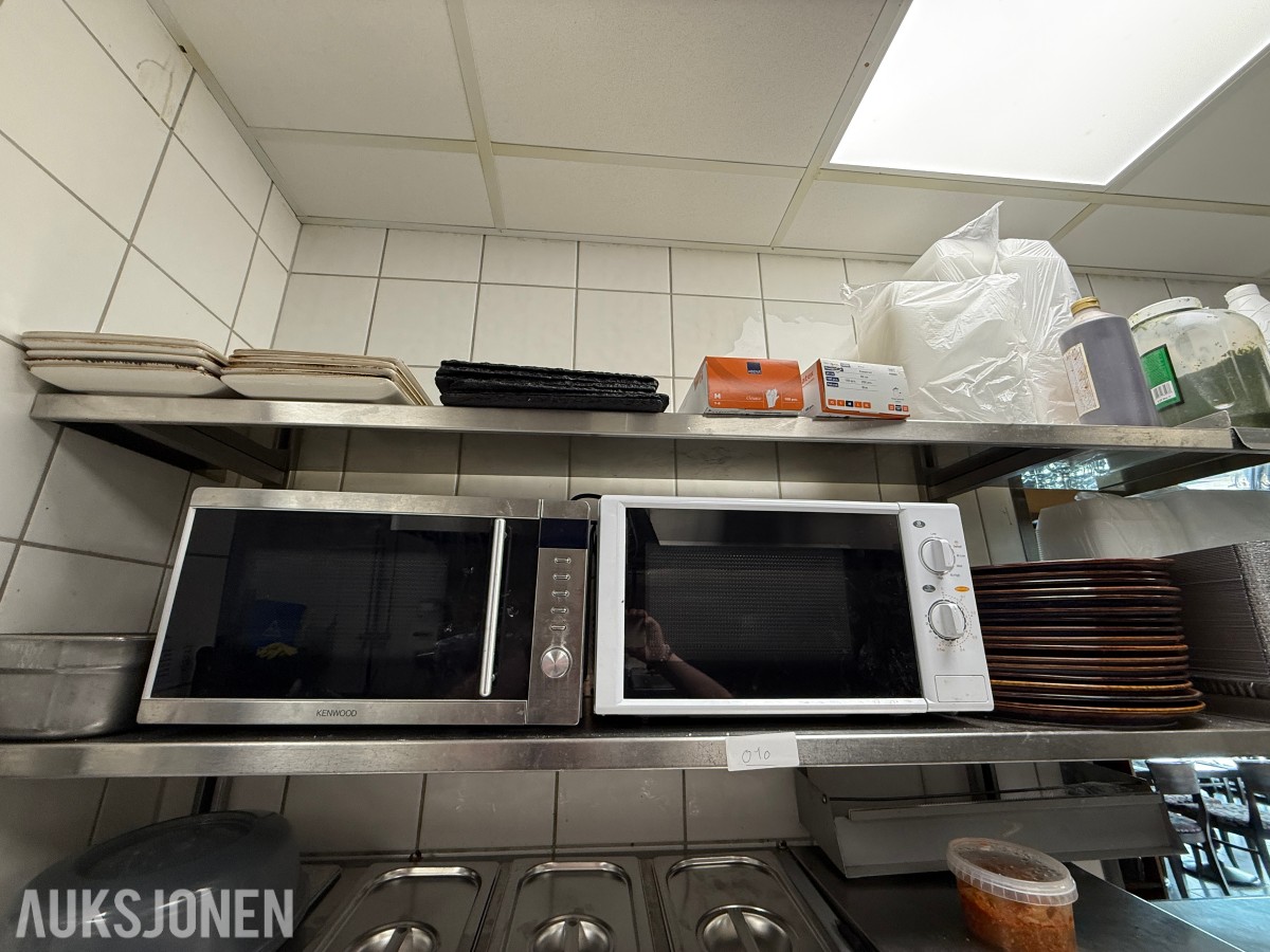 Parti serveringsutstyr og mikrobølgeovner til restaurant/café