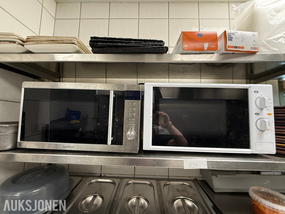 Parti serveringsutstyr og mikrobølgeovner til restaurant/café