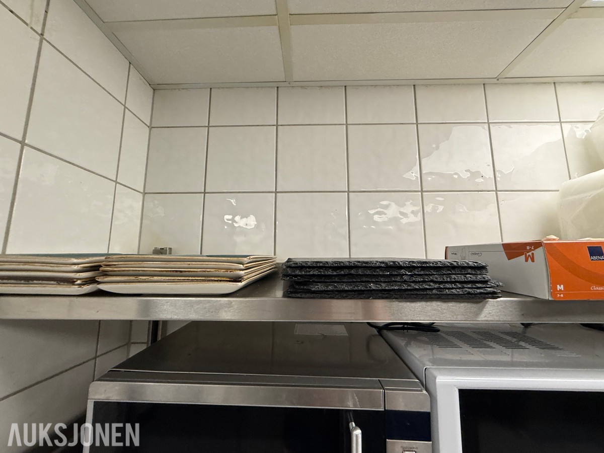 Parti serveringsutstyr og mikrobølgeovner til restaurant/café