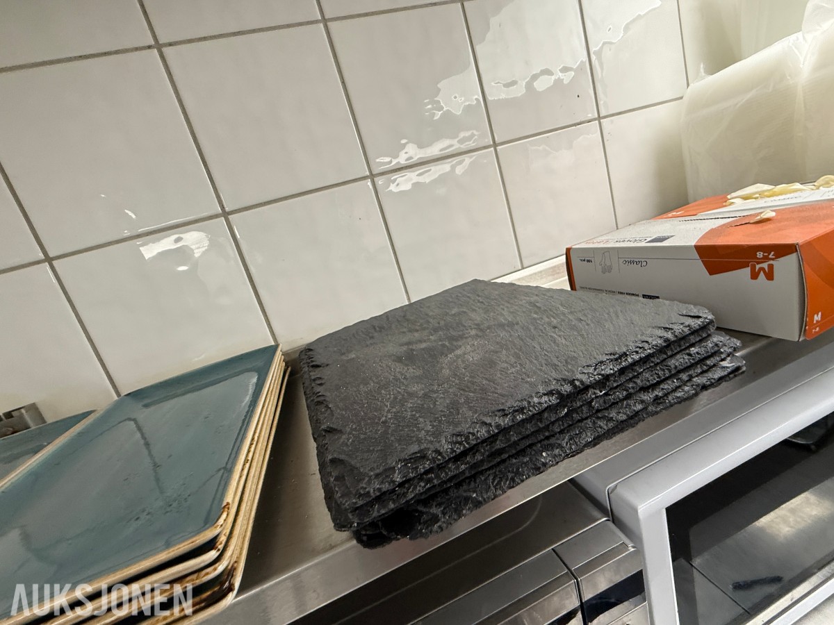 Parti serveringsutstyr og mikrobølgeovner til restaurant/café