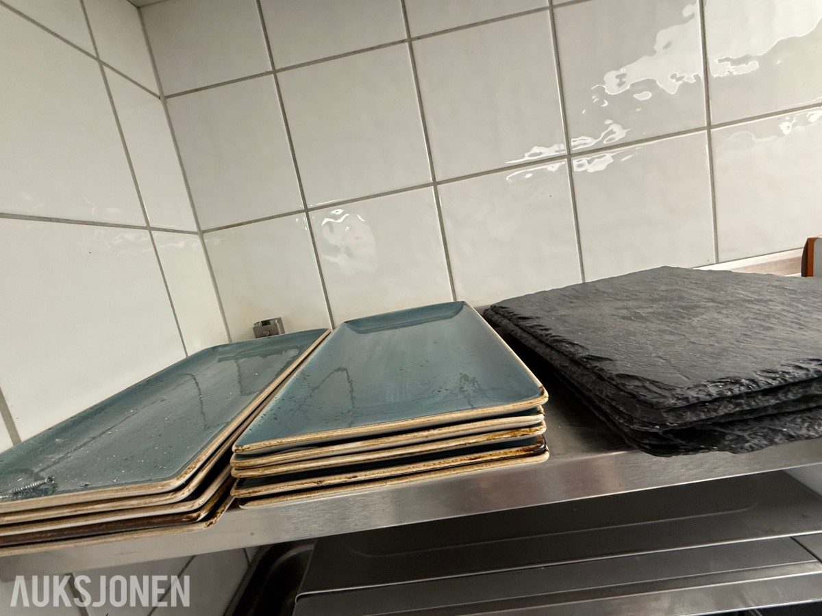 Parti serveringsutstyr og mikrobølgeovner til restaurant/café