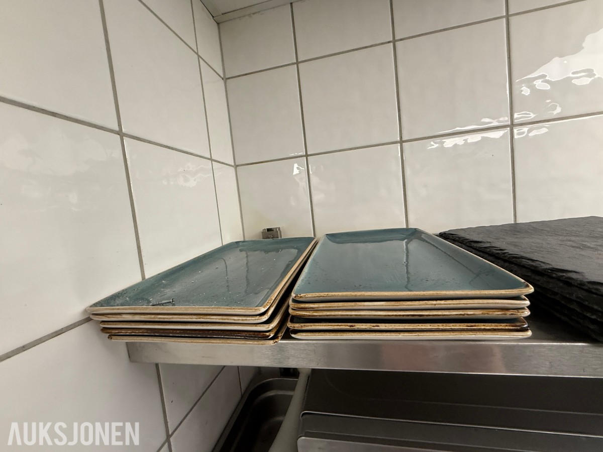 Parti serveringsutstyr og mikrobølgeovner til restaurant/café