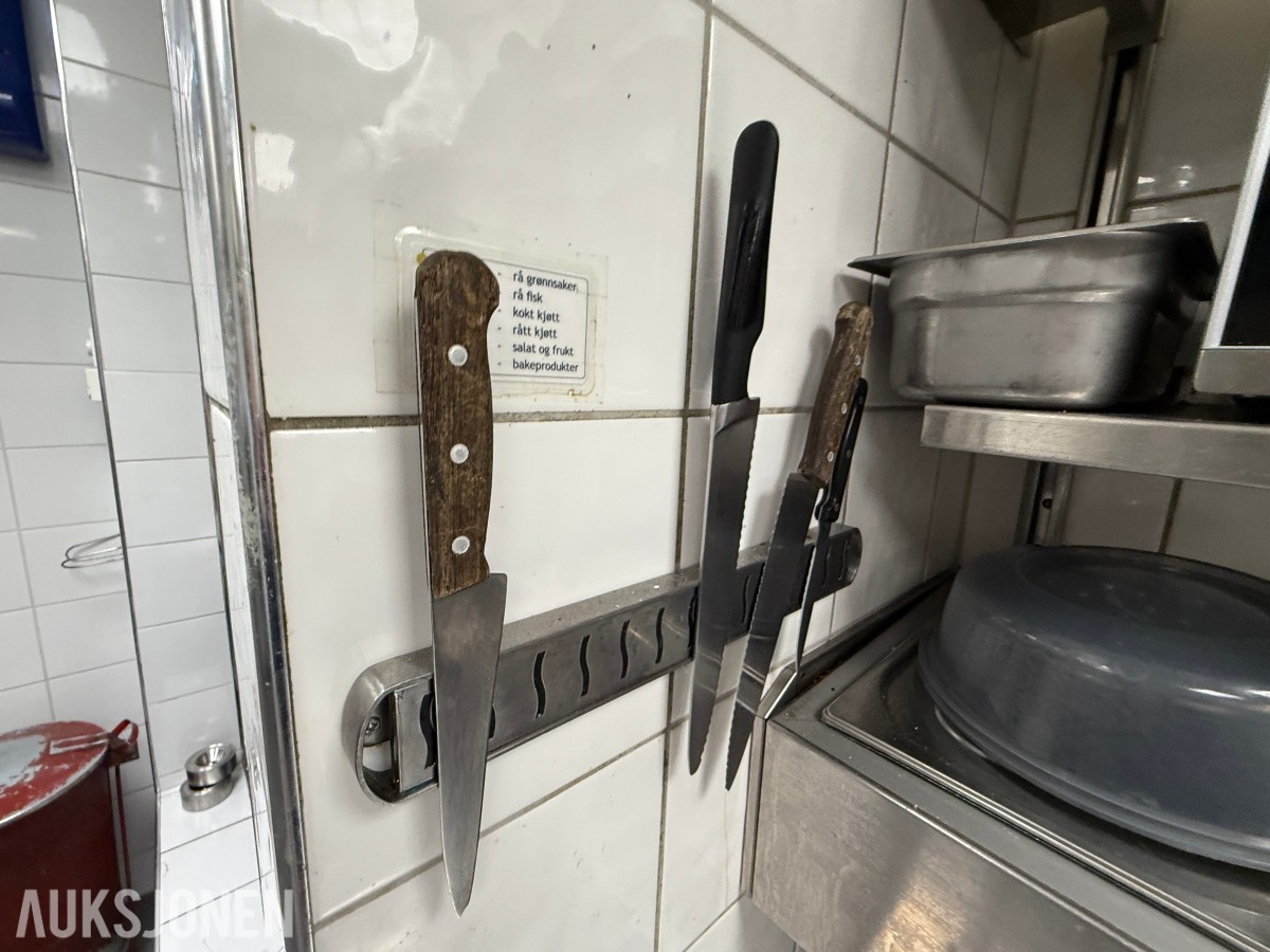 Parti serveringsutstyr og mikrobølgeovner til restaurant/café