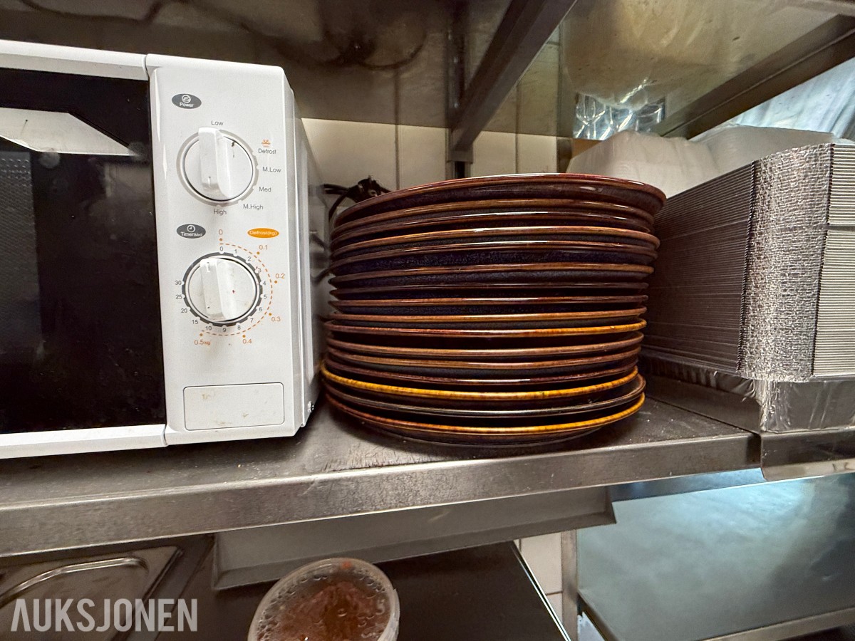 Parti serveringsutstyr og mikrobølgeovner til restaurant/café