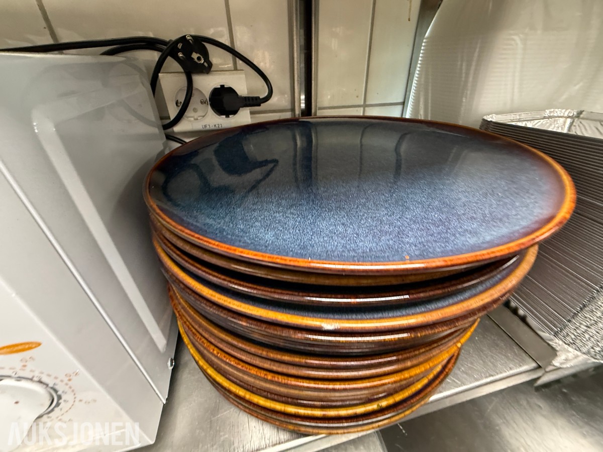 Parti serveringsutstyr og mikrobølgeovner til restaurant/café