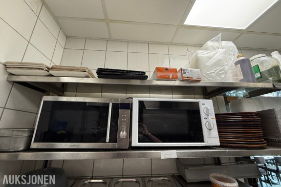 Parti serveringsutstyr og mikrobølgeovner til restaurant/café