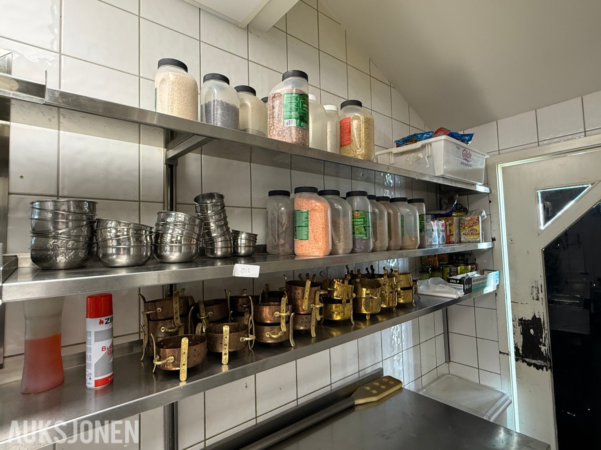 Stort parti krydder, tørrvarer og serveringsutstyr til restaurant/kjøkken