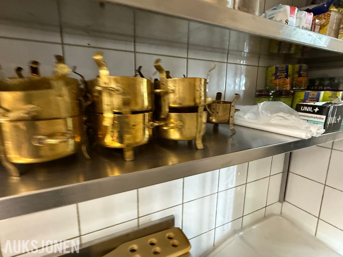 Stort parti krydder, tørrvarer og serveringsutstyr til restaurant/kjøkken