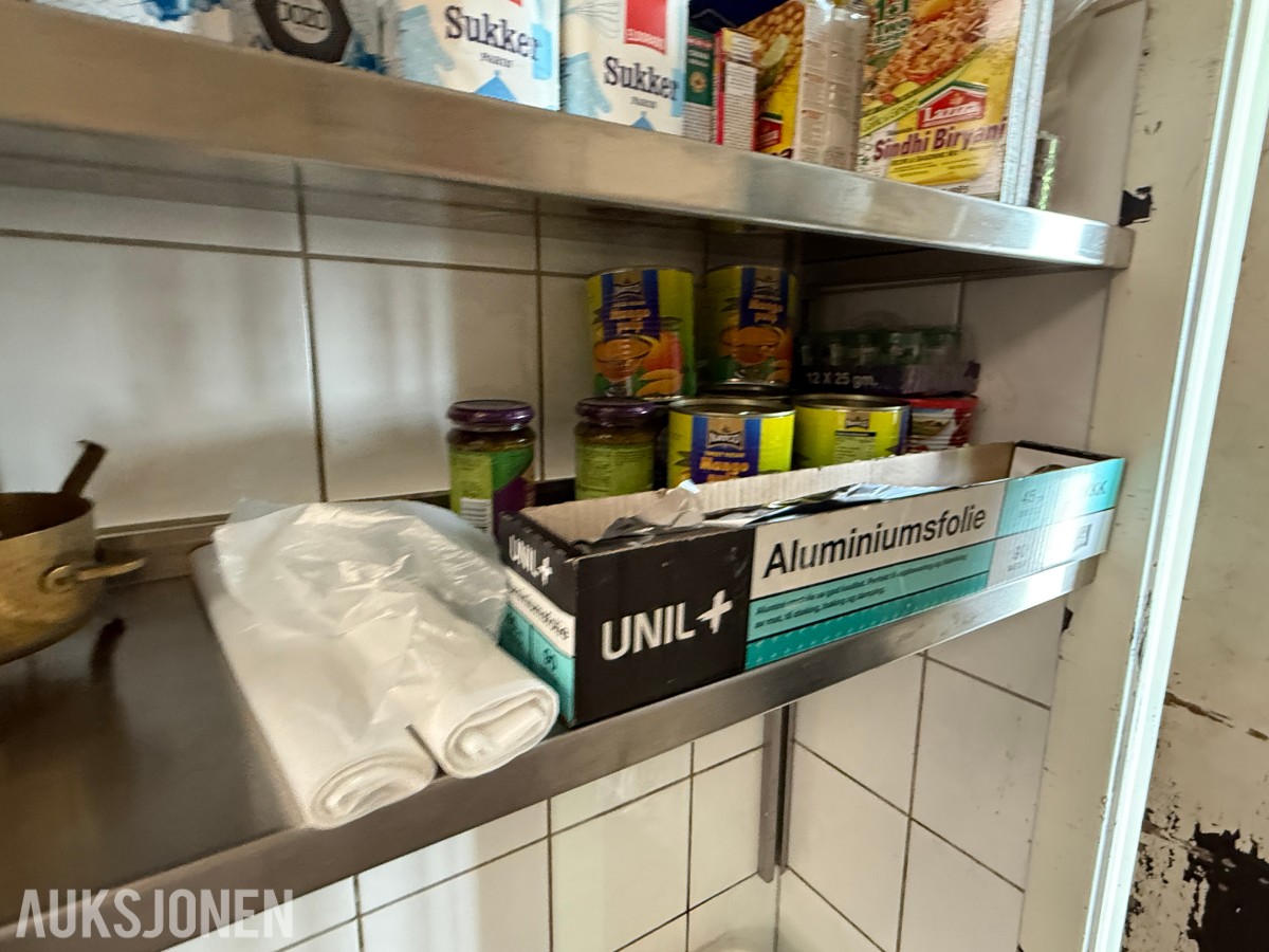 Stort parti krydder, tørrvarer og serveringsutstyr til restaurant/kjøkken