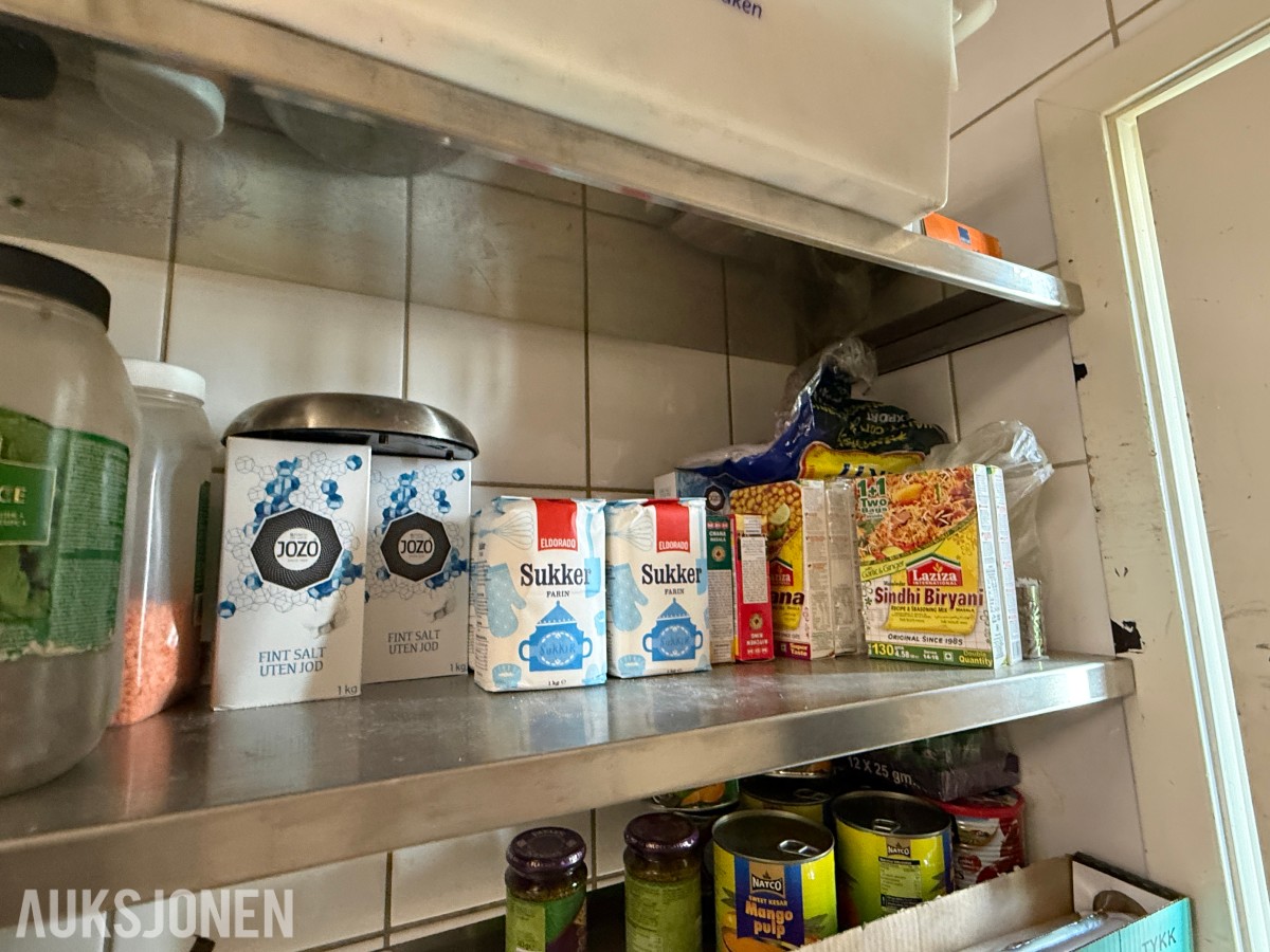 Stort parti krydder, tørrvarer og serveringsutstyr til restaurant/kjøkken