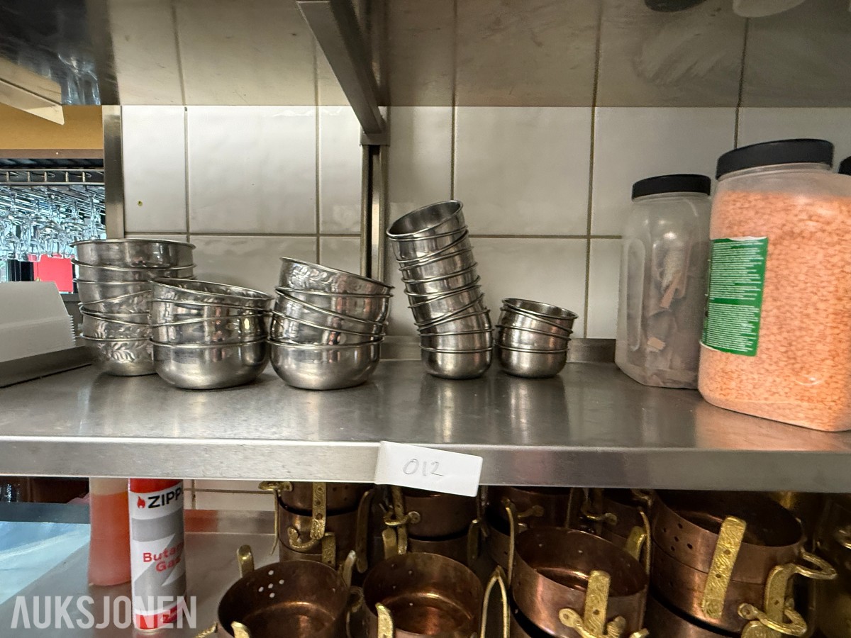 Stort parti krydder, tørrvarer og serveringsutstyr til restaurant/kjøkken