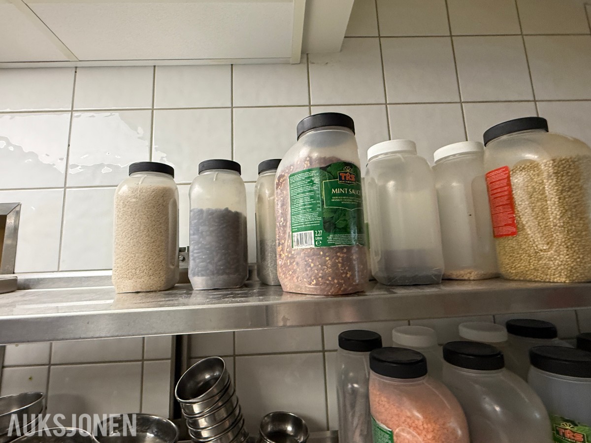 Stort parti krydder, tørrvarer og serveringsutstyr til restaurant/kjøkken