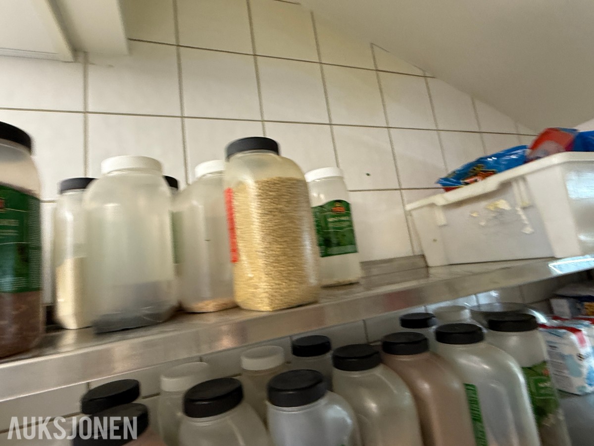 Stort parti krydder, tørrvarer og serveringsutstyr til restaurant/kjøkken