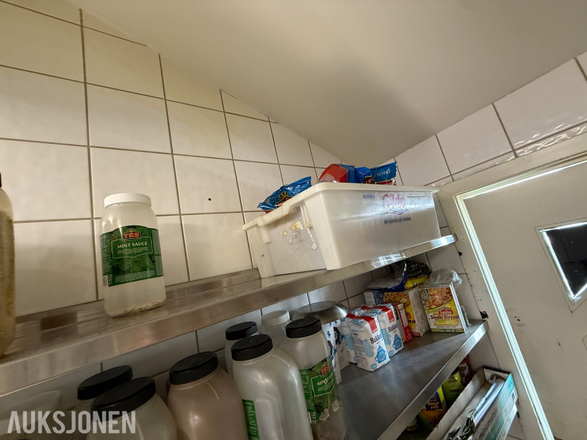 Stort parti krydder, tørrvarer og serveringsutstyr til restaurant/kjøkken