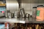 Stort parti krydder, tørrvarer og serveringsutstyr til restaurant/kjøkken