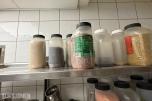 Stort parti krydder, tørrvarer og serveringsutstyr til restaurant/kjøkken