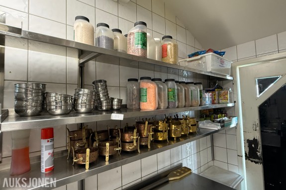 Stort parti krydder, tørrvarer og serveringsutstyr til restaurant/kjøkken