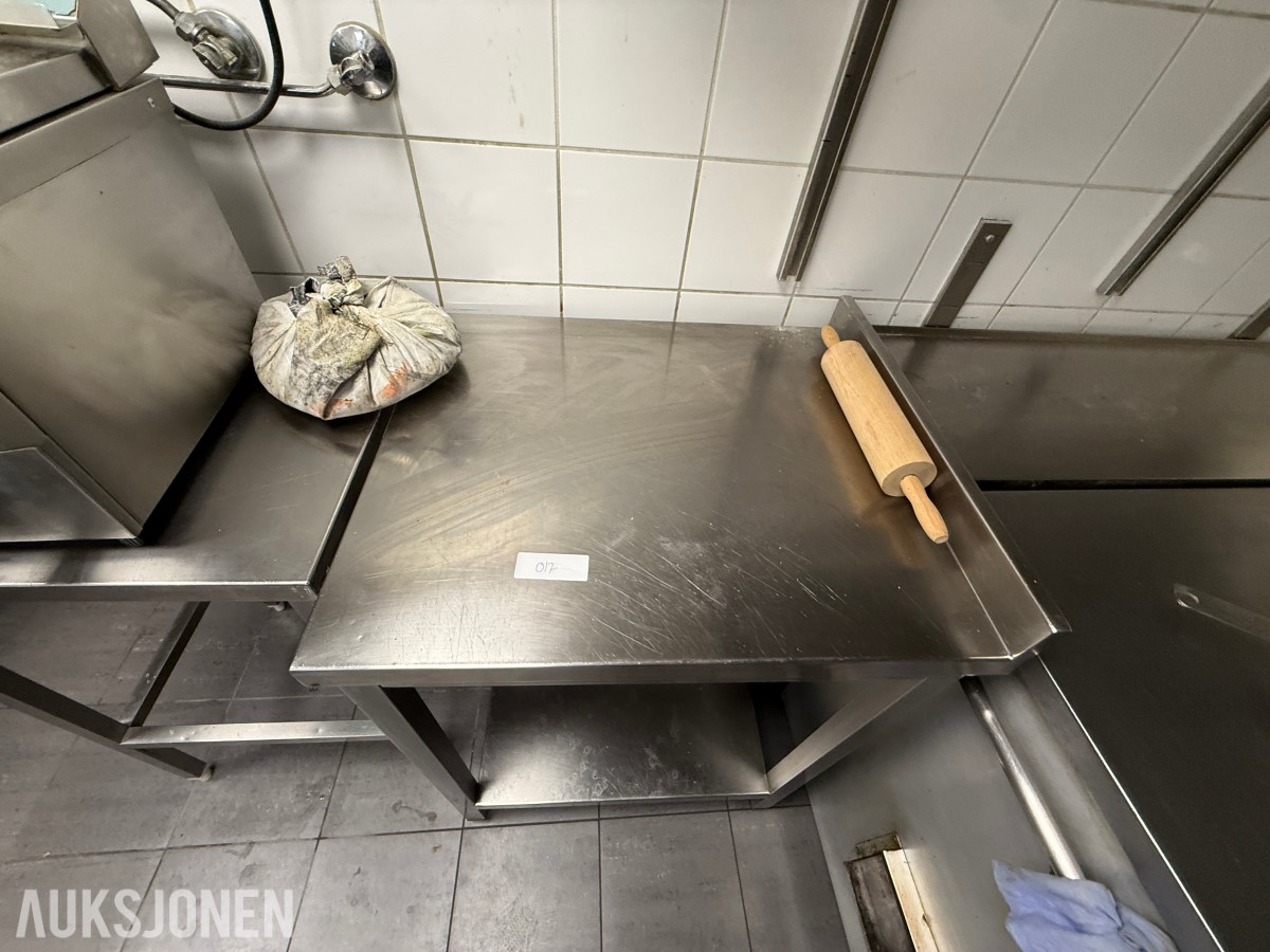 Arbeidsbenk i rustfritt stål med underhylle – storkjøkken