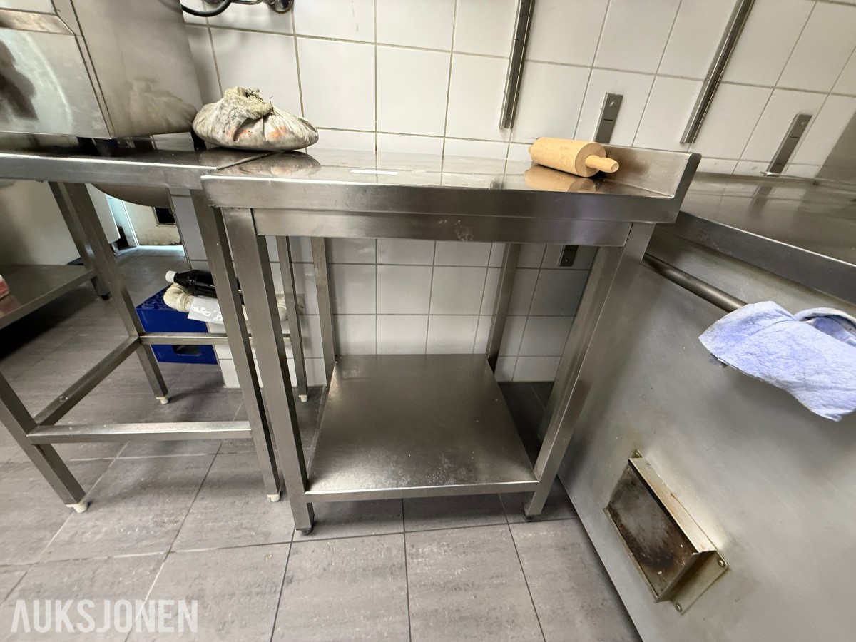 Arbeidsbenk i rustfritt stål med underhylle – storkjøkken