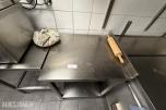 Arbeidsbenk i rustfritt stål med underhylle – storkjøkken