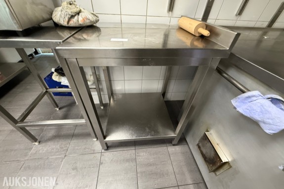 Arbeidsbenk i rustfritt stål med underhylle – storkjøkken