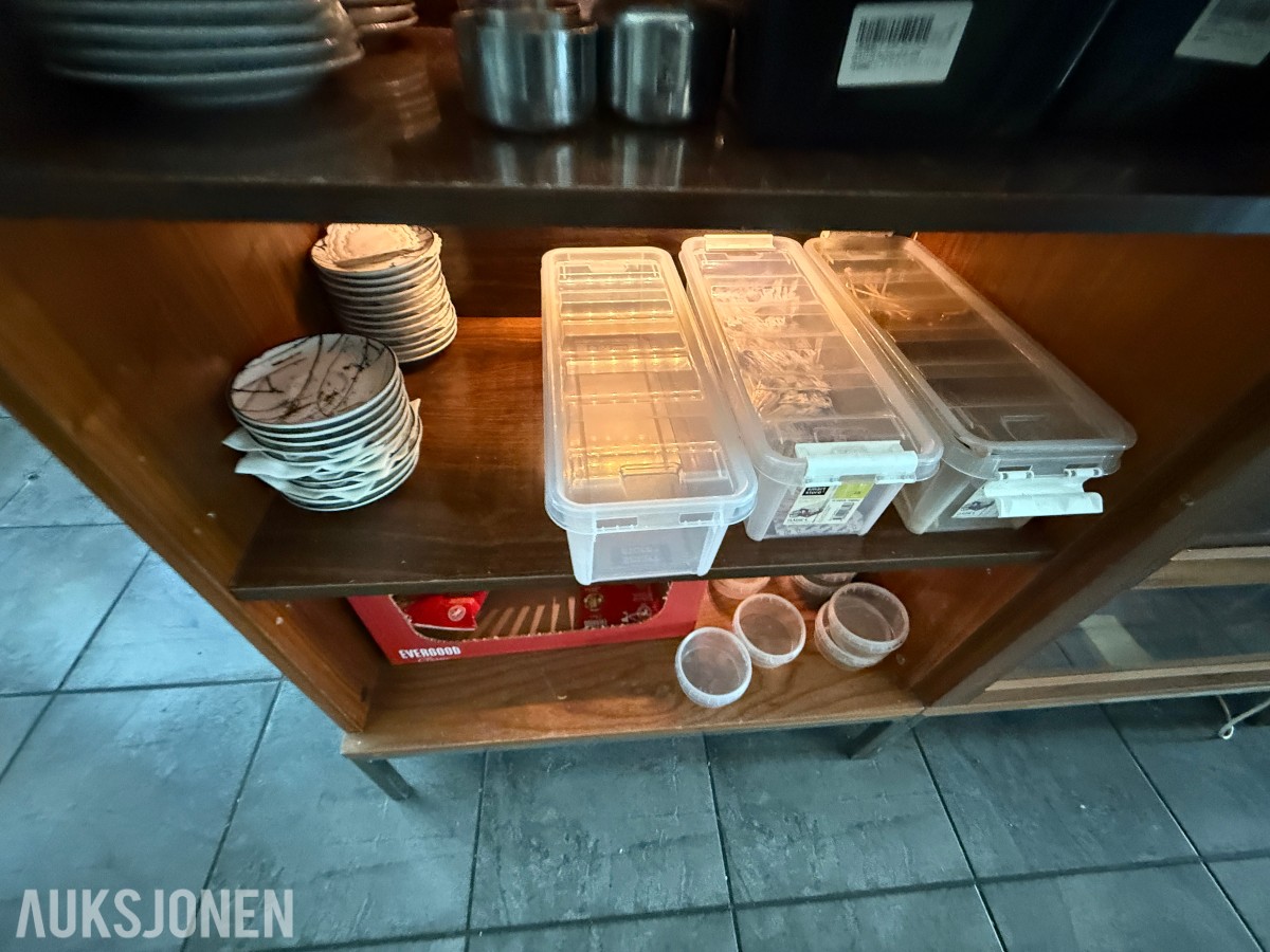 Parti serveringsutstyr og forbruksartikler – selges samlet