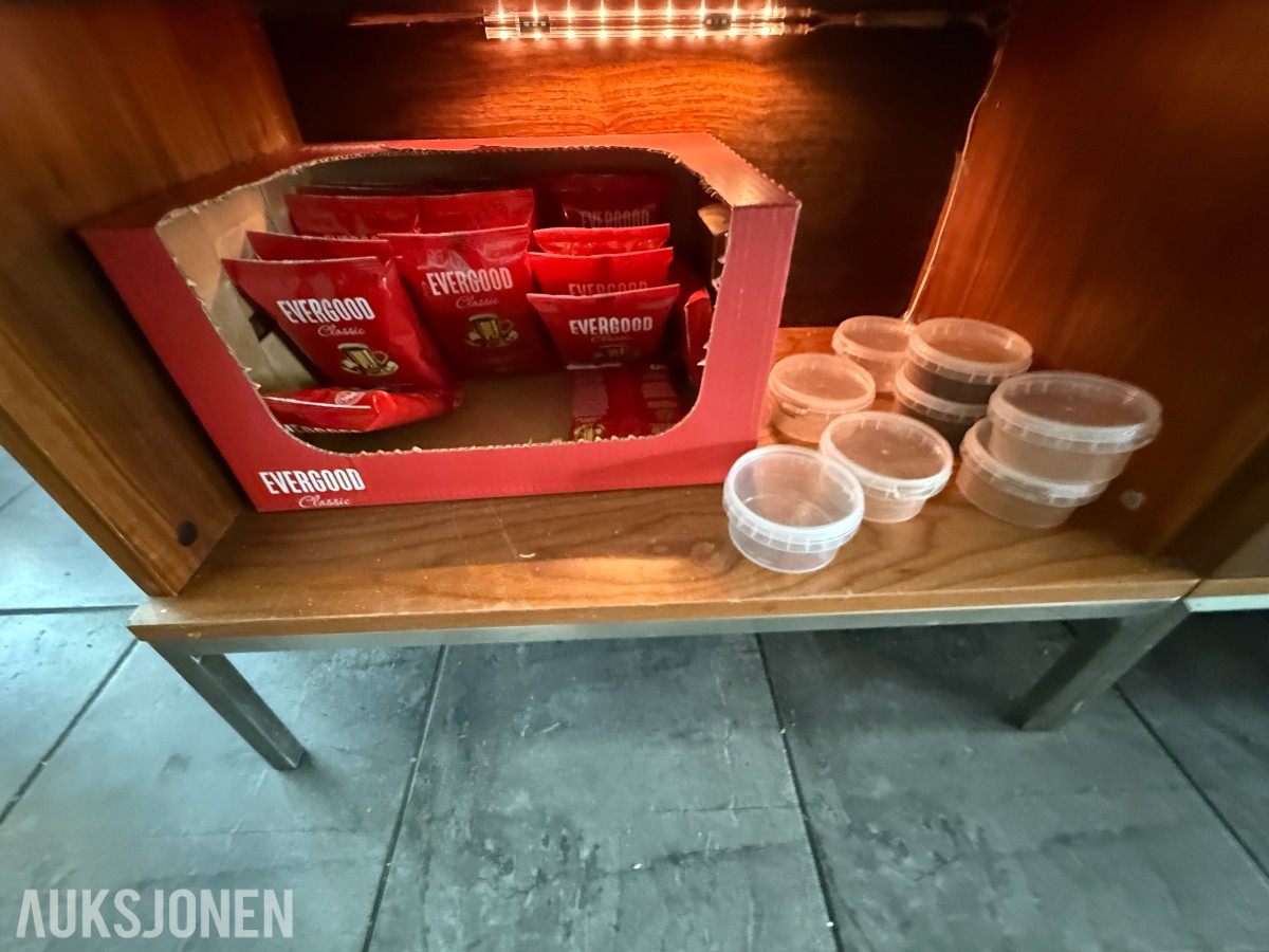 Parti serveringsutstyr og forbruksartikler – selges samlet