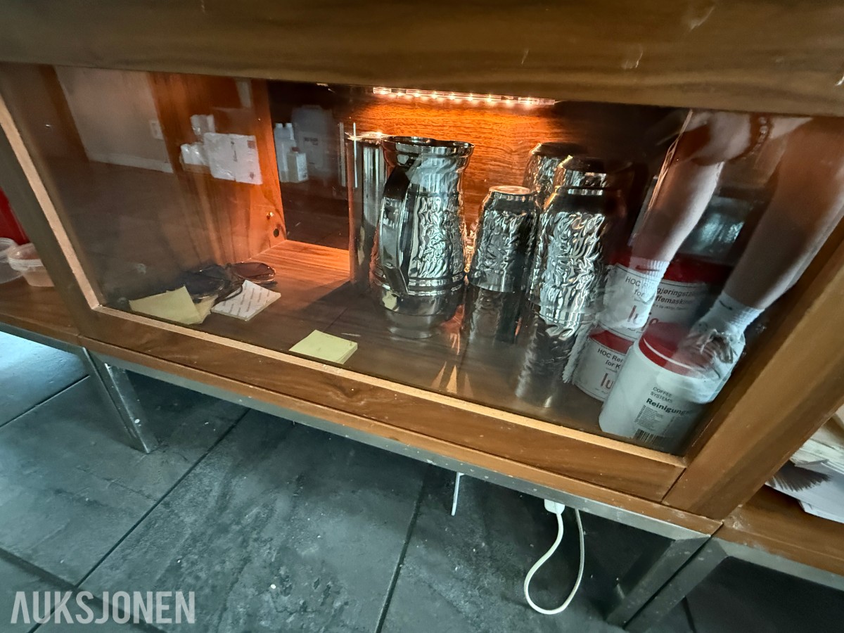 Parti serveringsutstyr og forbruksartikler – selges samlet