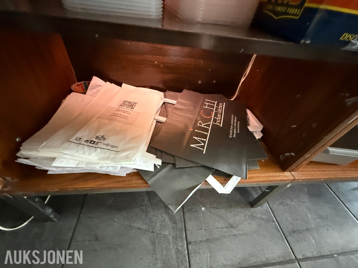Parti serveringsutstyr og forbruksartikler – selges samlet