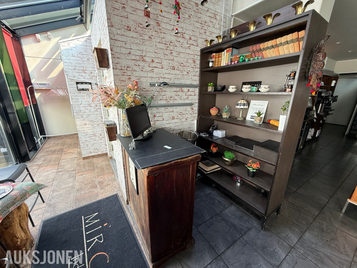 Vertsstasjon / resepsjonsdisk med reol – restaurantinventar
