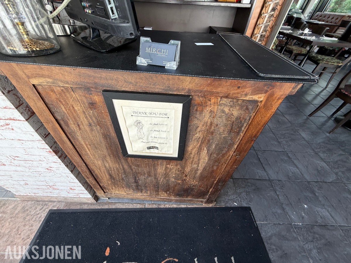 Vertsstasjon / resepsjonsdisk med reol – restaurantinventar