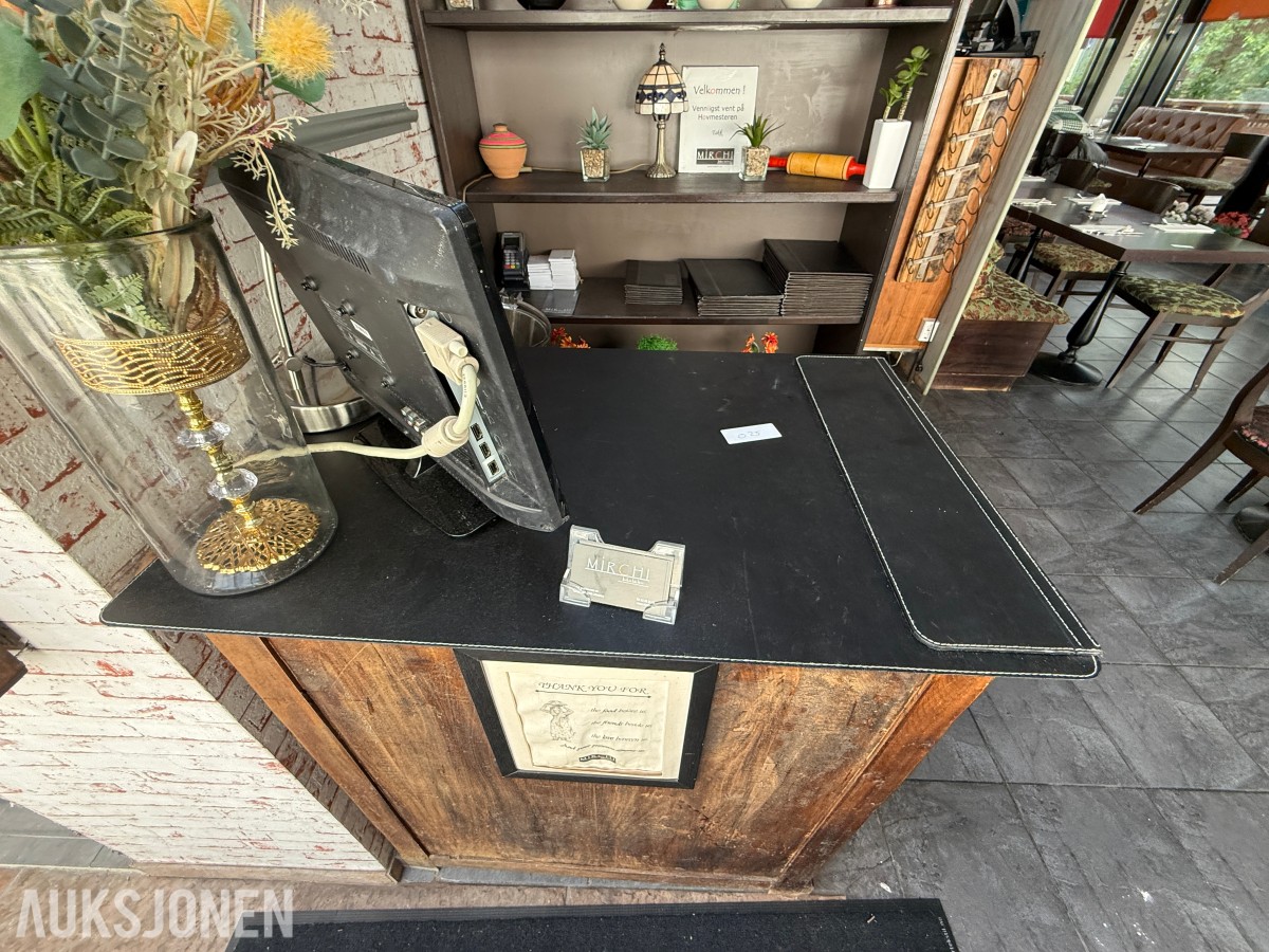 Vertsstasjon / resepsjonsdisk med reol – restaurantinventar