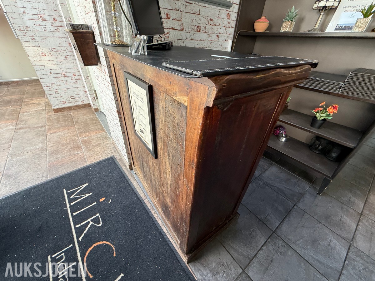 Vertsstasjon / resepsjonsdisk med reol – restaurantinventar