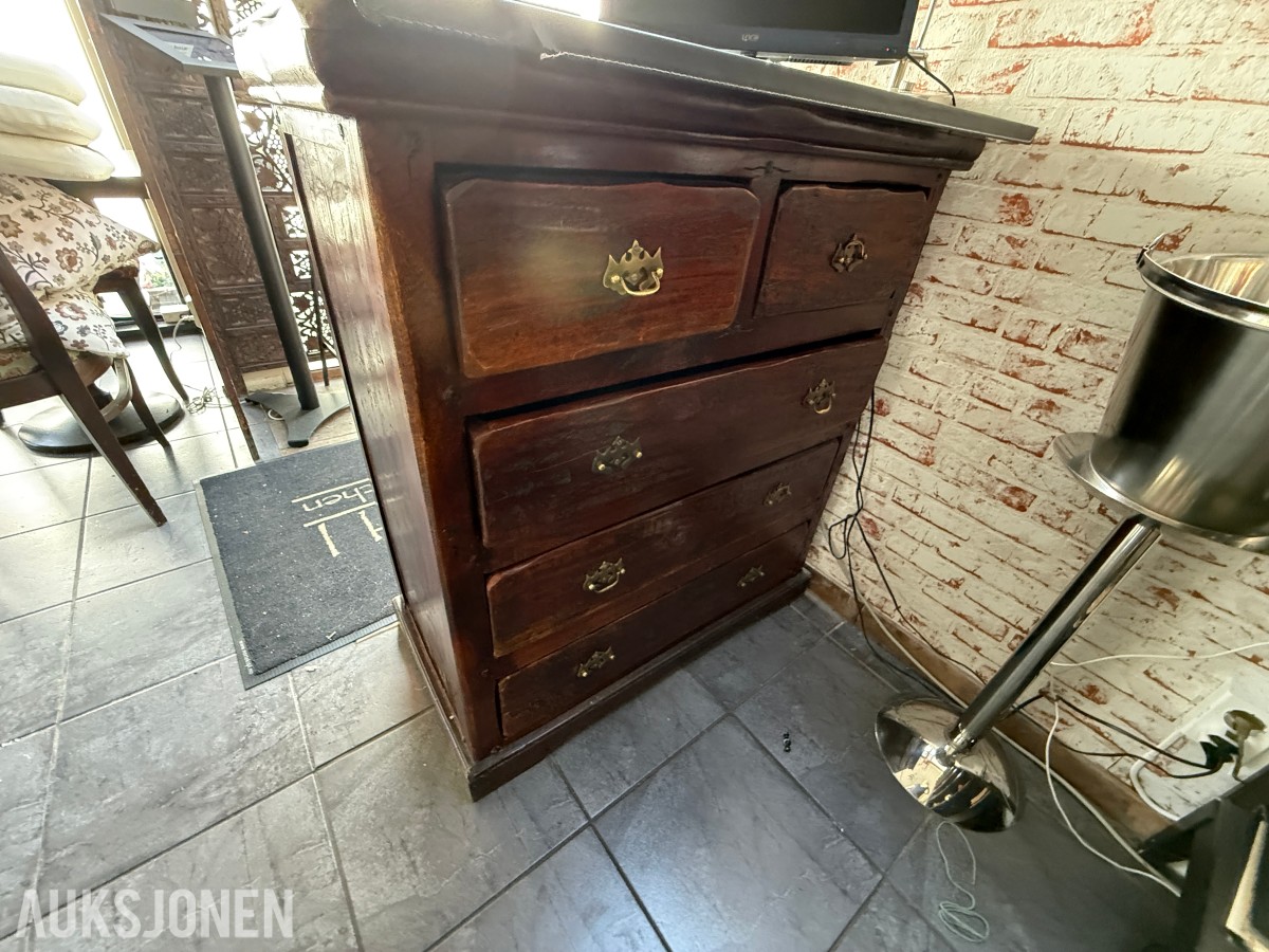Vertsstasjon / resepsjonsdisk med reol – restaurantinventar