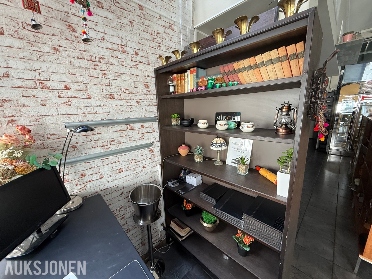 Vertsstasjon / resepsjonsdisk med reol – restaurantinventar