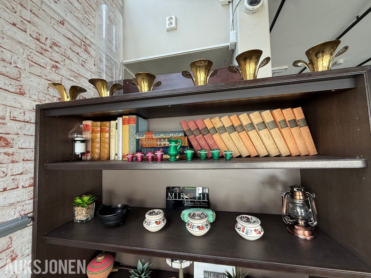 Vertsstasjon / resepsjonsdisk med reol – restaurantinventar