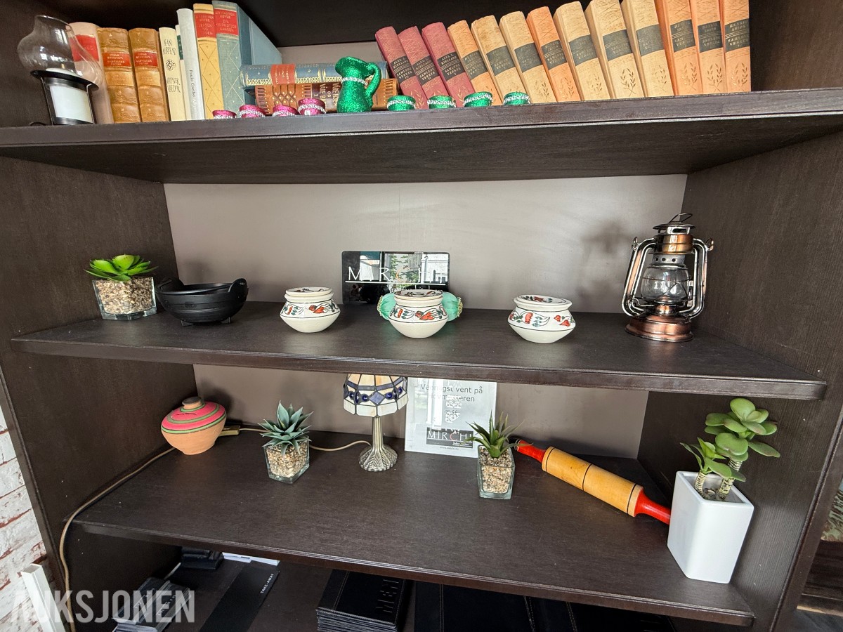 Vertsstasjon / resepsjonsdisk med reol – restaurantinventar