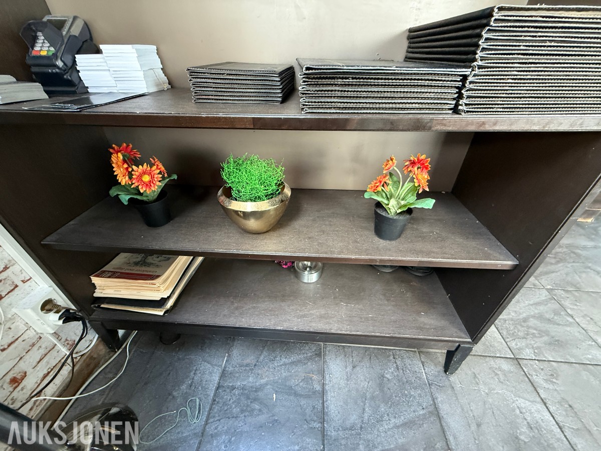 Vertsstasjon / resepsjonsdisk med reol – restaurantinventar
