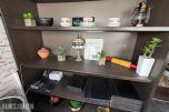 Vertsstasjon / resepsjonsdisk med reol – restaurantinventar