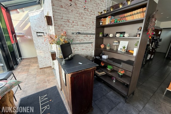 Vertsstasjon / resepsjonsdisk med reol – restaurantinventar