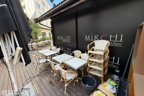 Profesjonelt utemøblement for restaurant, kafé eller terrasse – bord, stoler og terrassevarmere