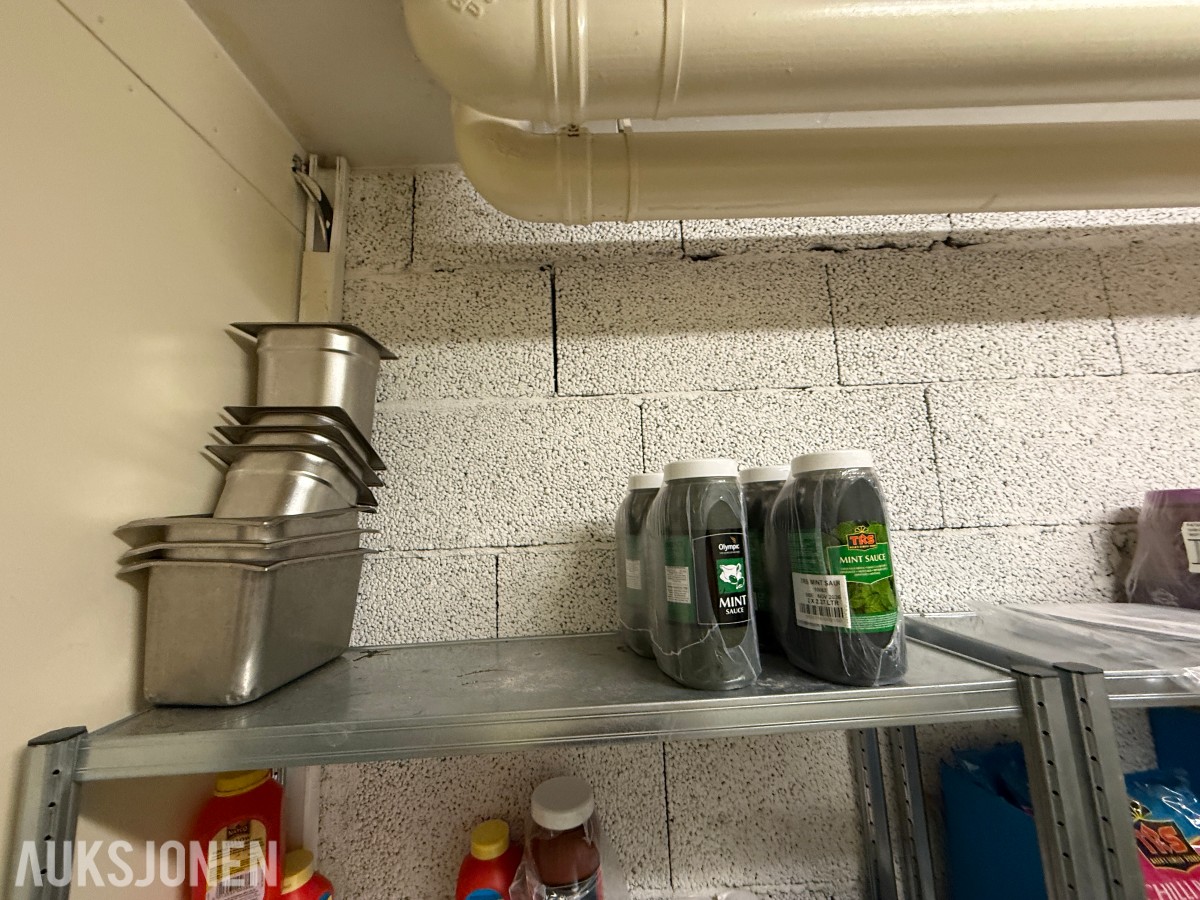 Lagerinventar – metallreoler og resterende tørrvarer/krydder – selges samlet