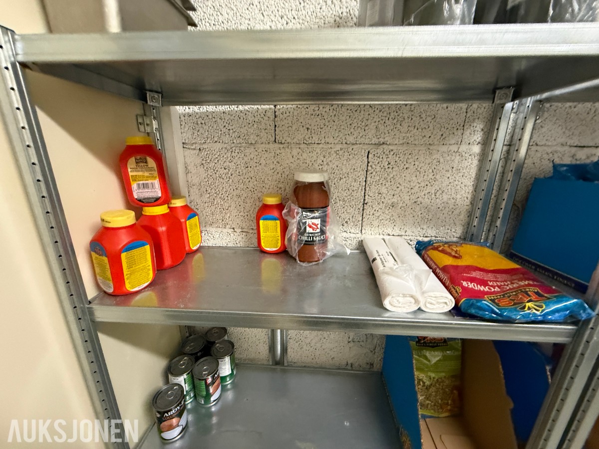 Lagerinventar – metallreoler og resterende tørrvarer/krydder – selges samlet