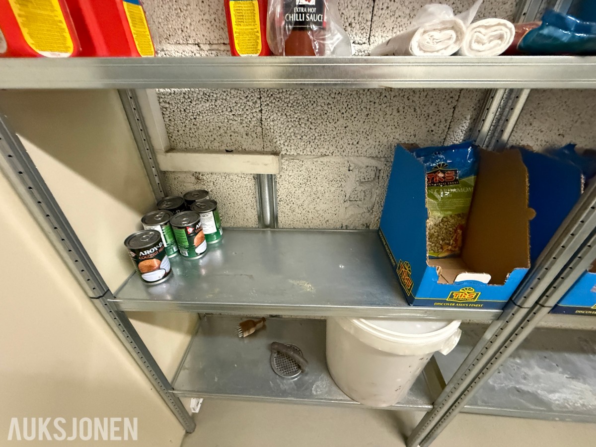 Lagerinventar – metallreoler og resterende tørrvarer/krydder – selges samlet