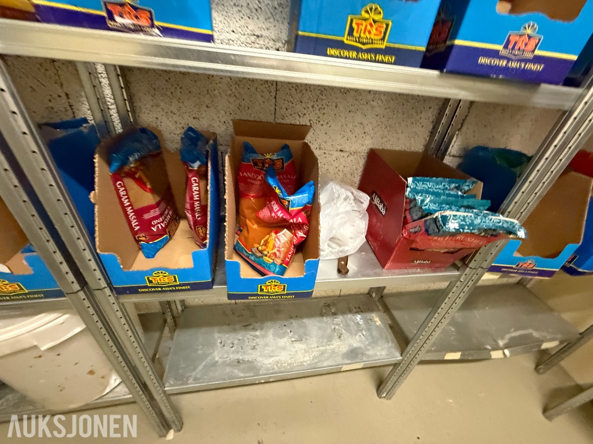 Lagerinventar – metallreoler og resterende tørrvarer/krydder – selges samlet